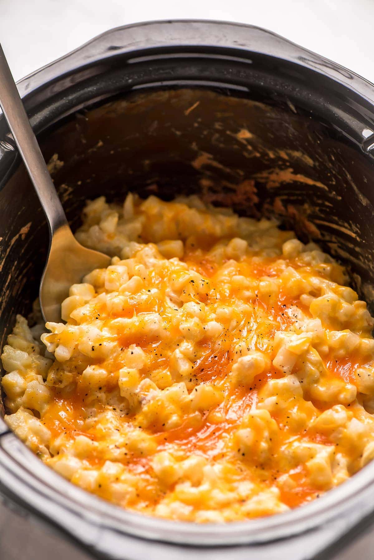 Crockpot奶酪土豆食谱覆盖在黏黏的奶酪。bob综合手机客户