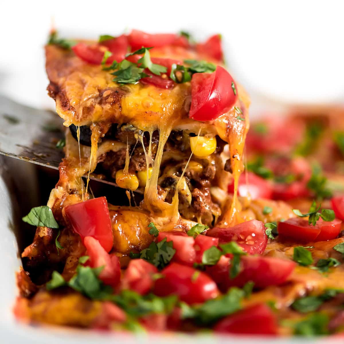 家庭晚餐的想法-墨西哥玉米饼砂锅是由一个金属刮刀。