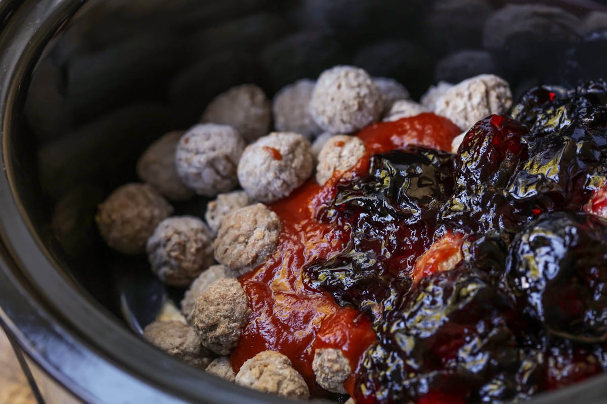把所有的葡萄果冻肉丸原料倒进炖锅里。