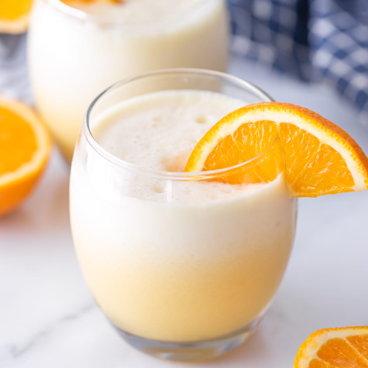 7月4日饮料——小玻璃杯里的山寨橙汁朱利叶斯，杯沿上有一片新鲜的橙片。