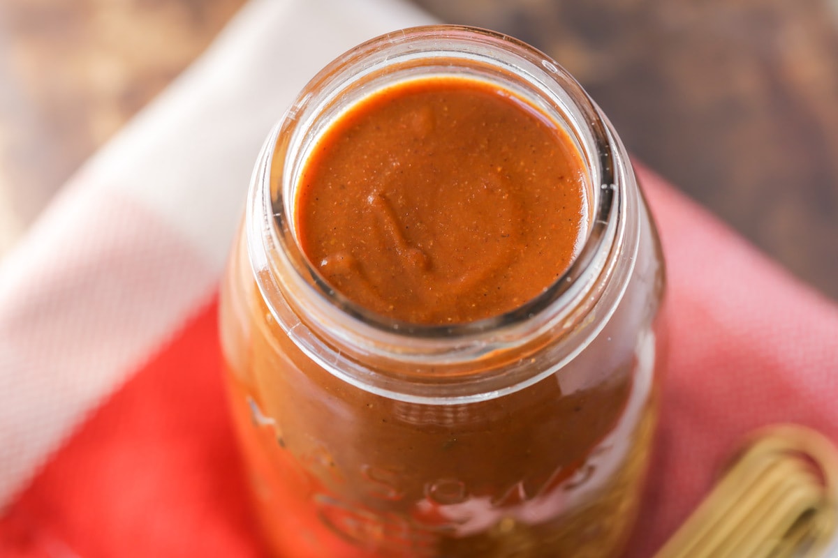 红辣椒酱装在玻璃罐子里。