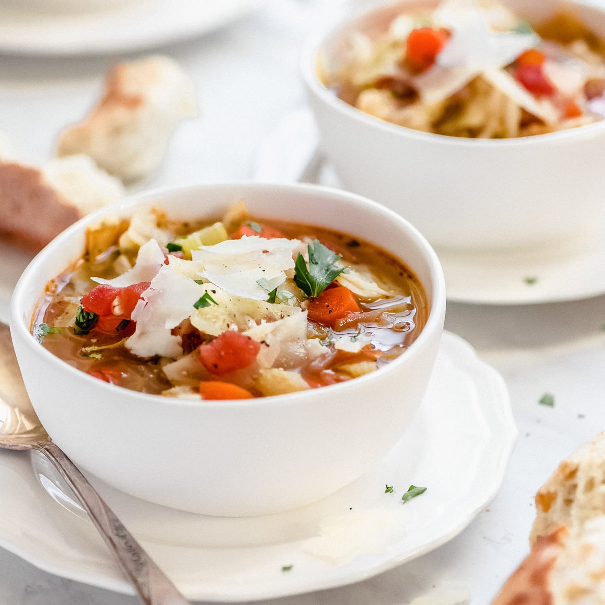 健康的汤食谱——白碗里的卷bob综合手机客户心菜汤。
