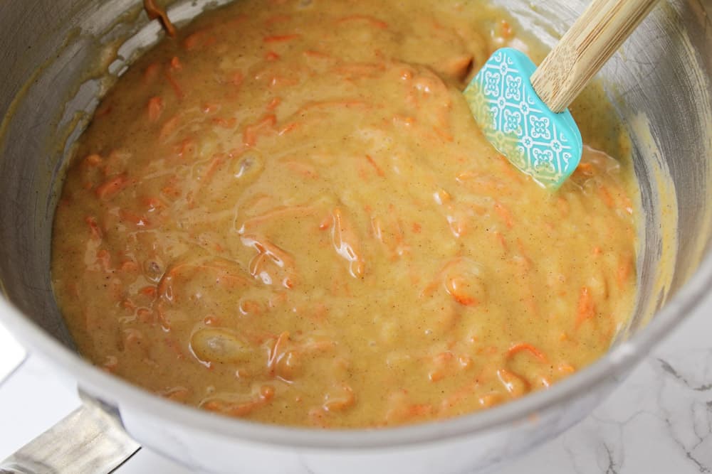 胡萝卜蛋糕面糊填入切碎的胡萝卜，放入搅拌碗中。