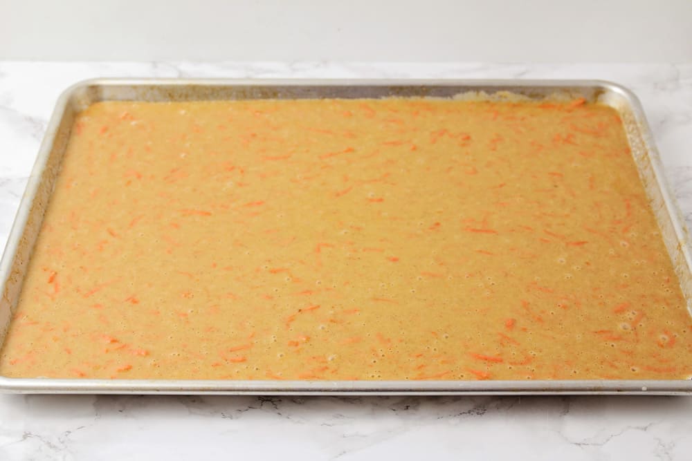 胡萝卜蛋糕糊倒进果冻卷锅里。