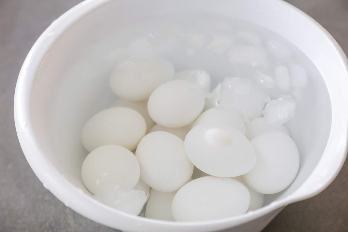 鸡蛋冰浴用于煮熟的鸡蛋