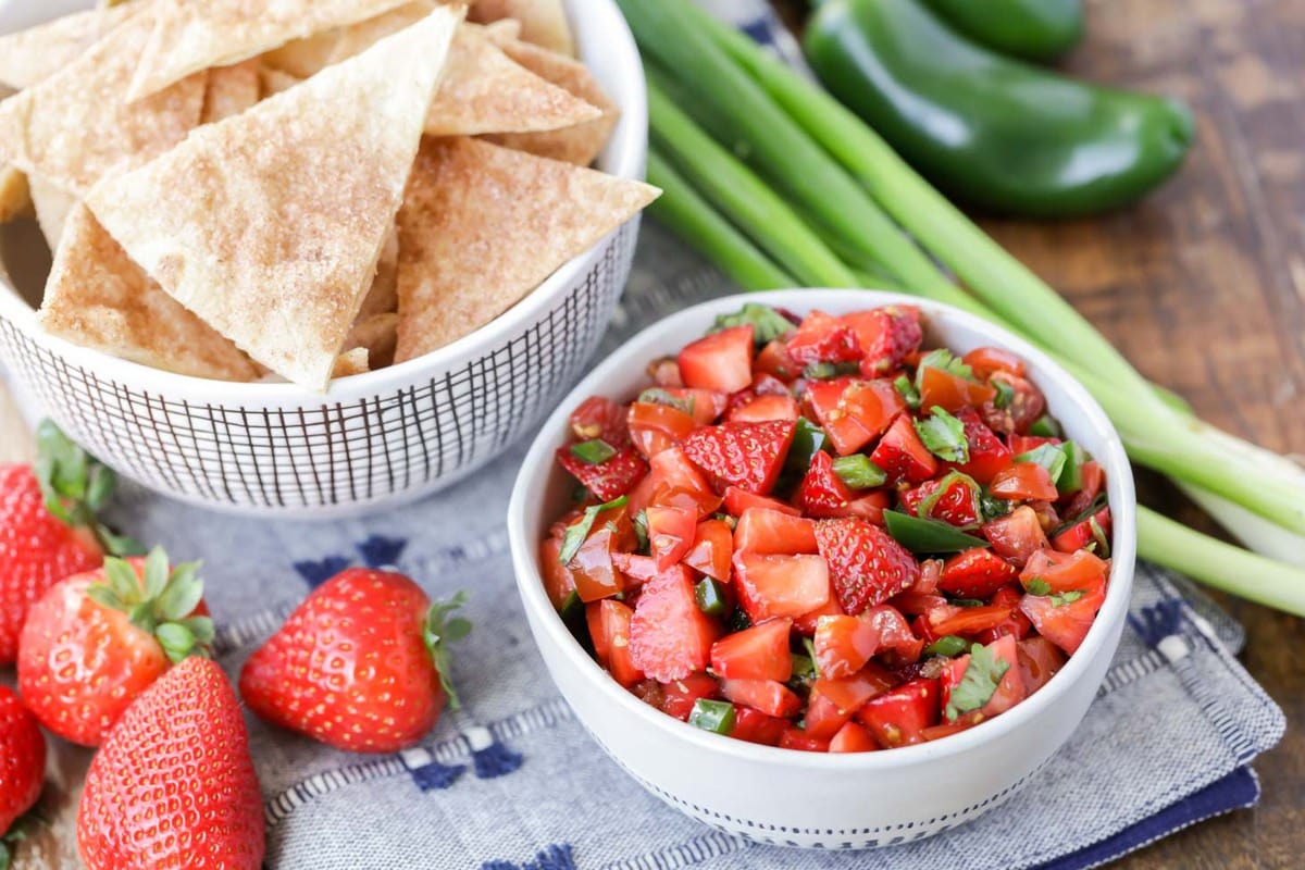开胃菜——草莓莎莎酱放在一个白碗里，旁边的白碗里装满了肉桂糖玉米片。