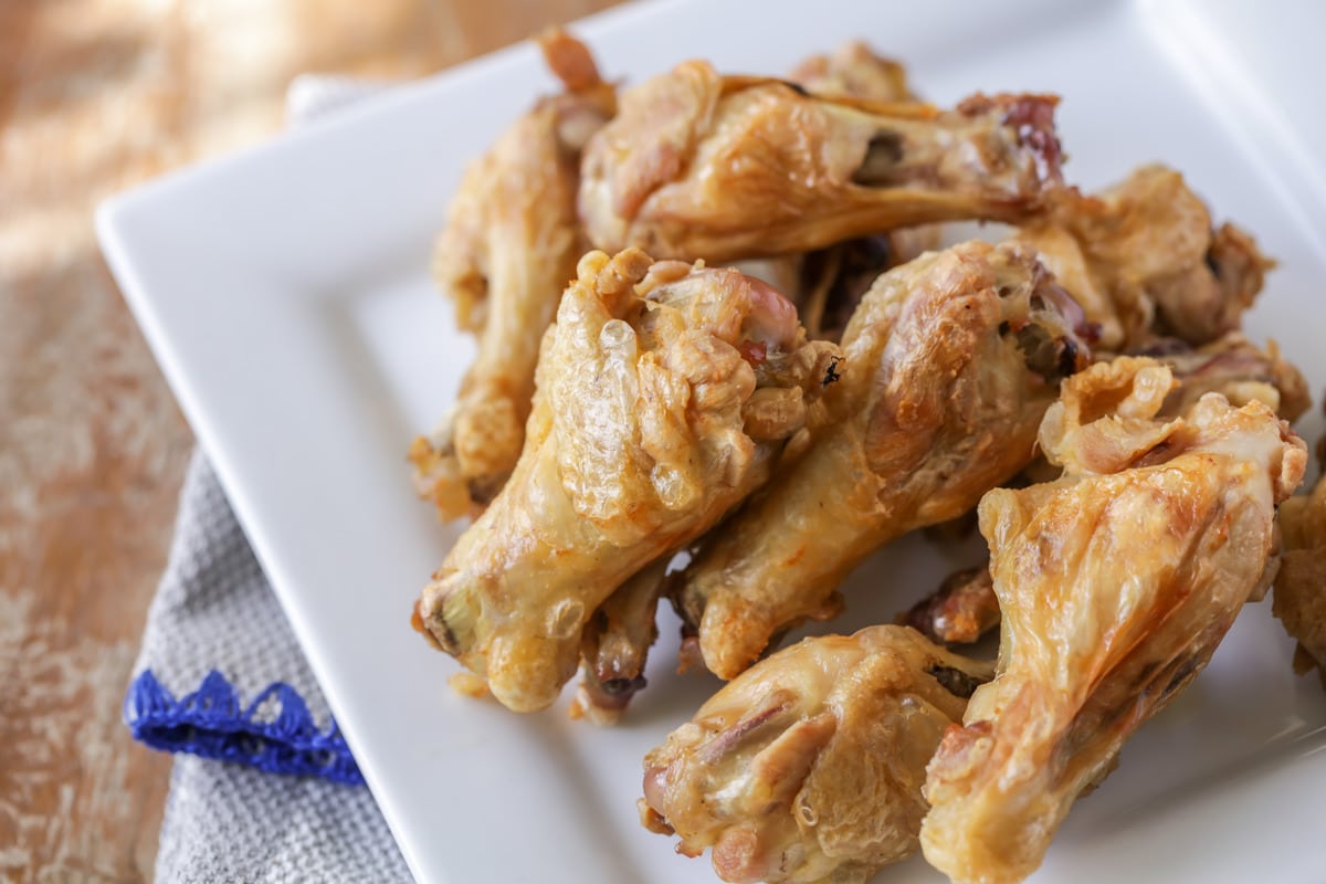 白盘子烤鸡翅——我们最喜欢的开胃菜之一。bob综合手机客户