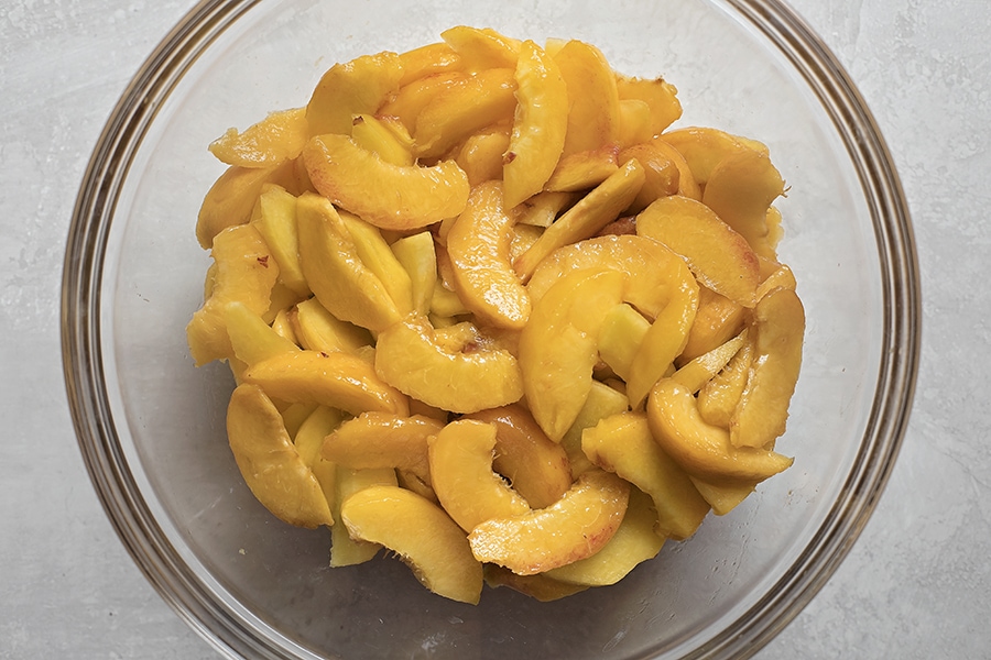 新鲜的桃子片放在碗里，作为桃子派的馅料。