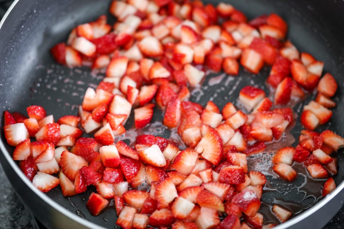 新鲜草莓在煎锅里煮