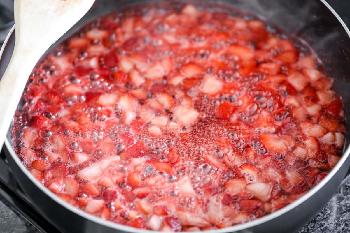 自制草莓酱在煎锅里煮