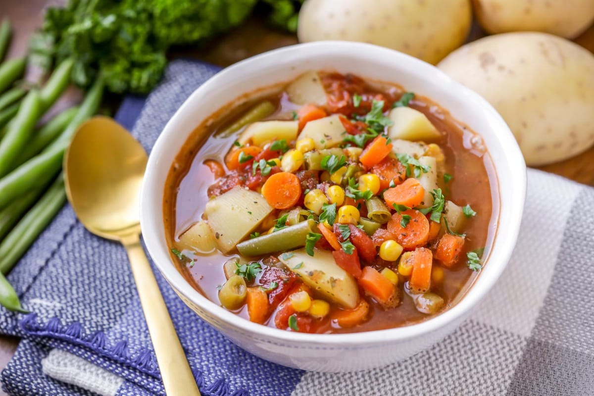 健康的汤食谱——蔬菜汤在一bob综合手机客户个白色的碗里。