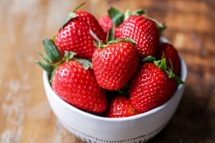 一碗新鲜的草莓，快速简单的草莓燕麦奶昔
