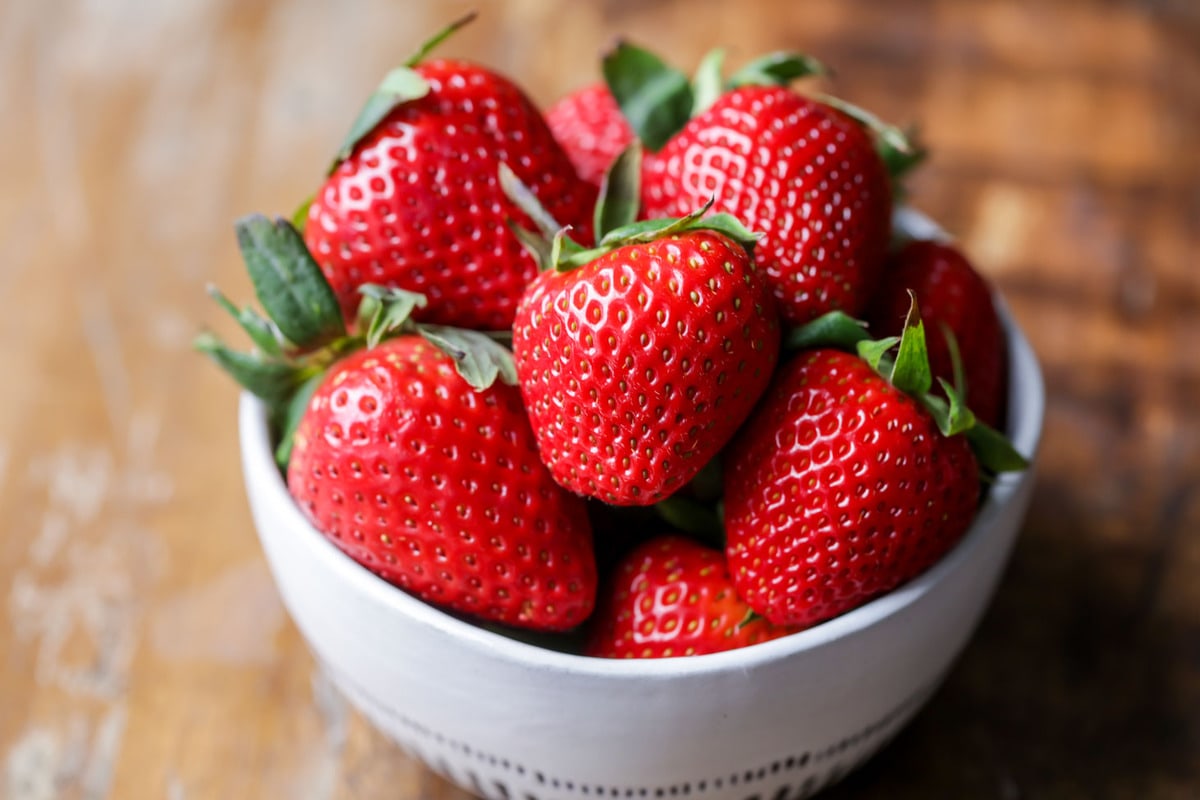 一个盛满新鲜草莓的白碗，用来做草莓酥饼。