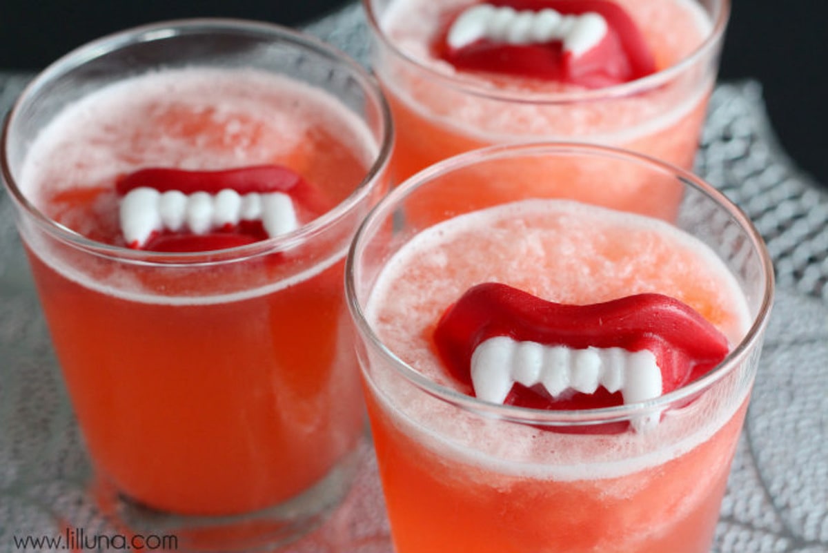 万圣节饮料-万圣节潘趣酒蜡吸血鬼的嘴唇。