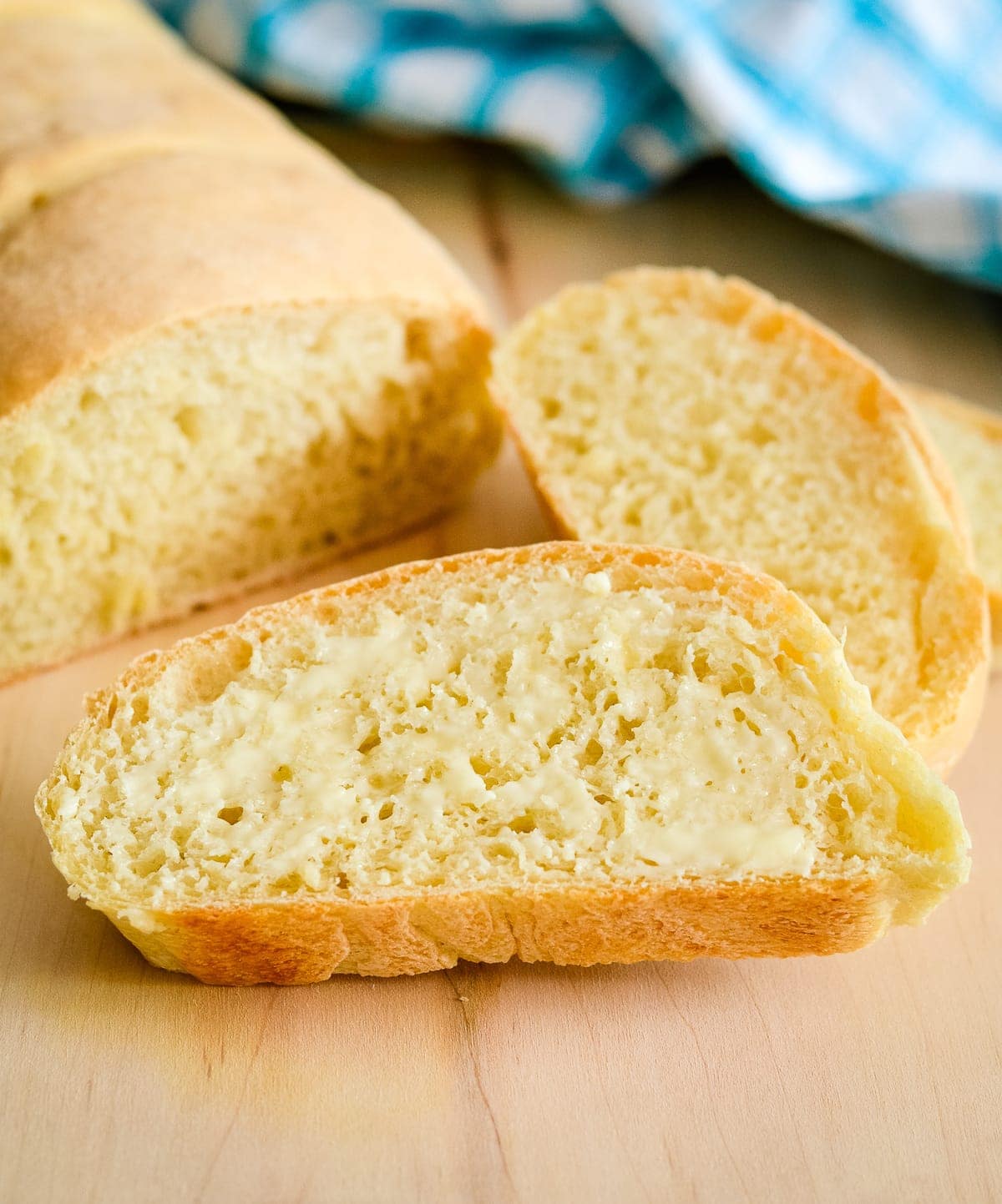 酵母面包食谱:切成薄片的bob综合手机客户意大利面包涂上黄油。
