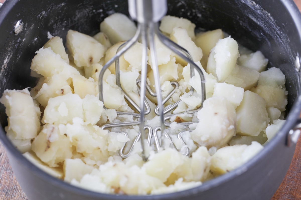 把煮熟的土豆捣碎，做成最好的土豆泥。