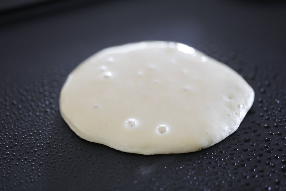 在煎锅上煮蛋白质煎饼的特写镜头。
