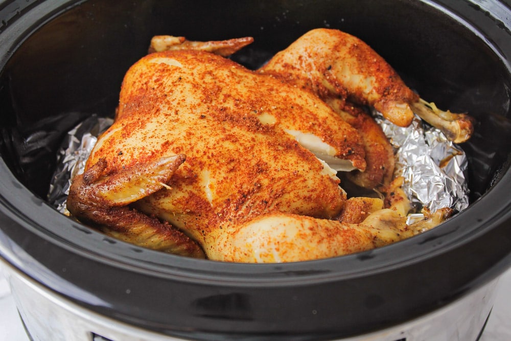 Crockpot晚餐创意-慢炖锅里的一整只烤鸡。