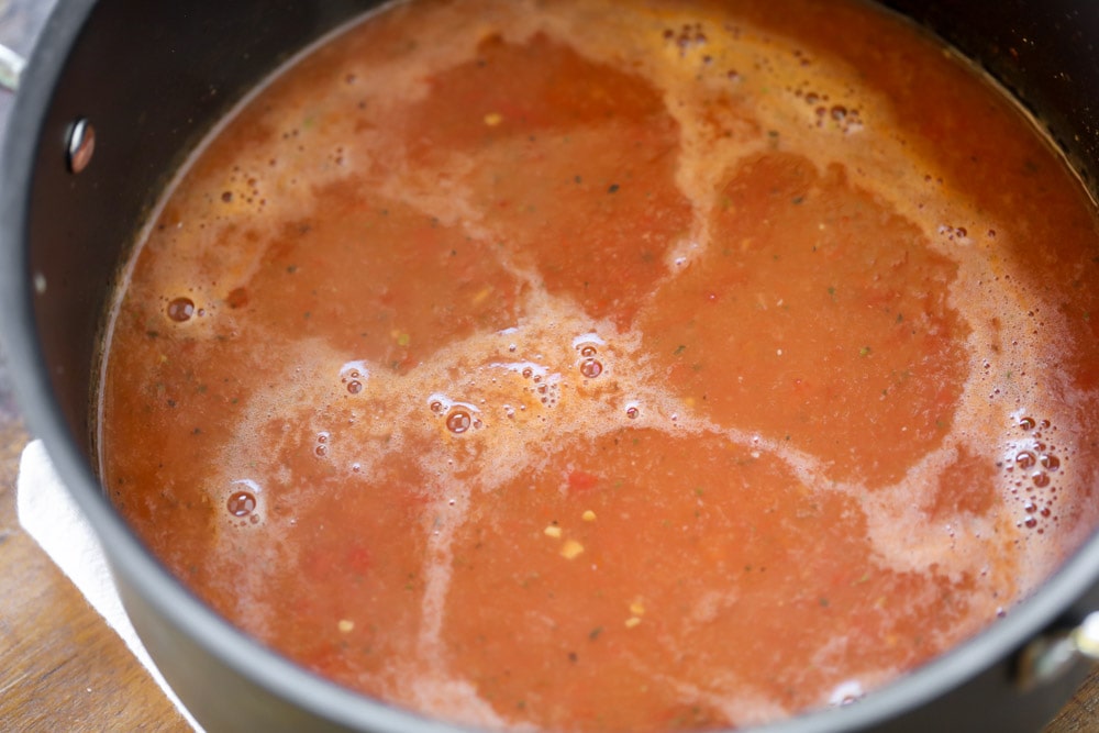 西红柿浓汤在锅里煮。