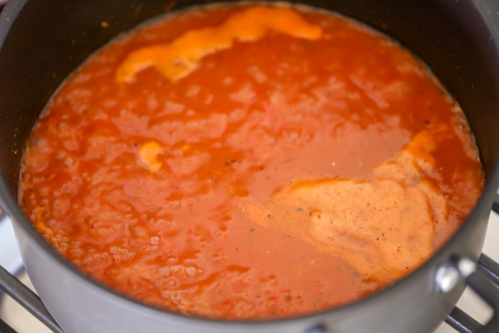 番茄浓汤菜谱在锅里煮。bob综合手机客户