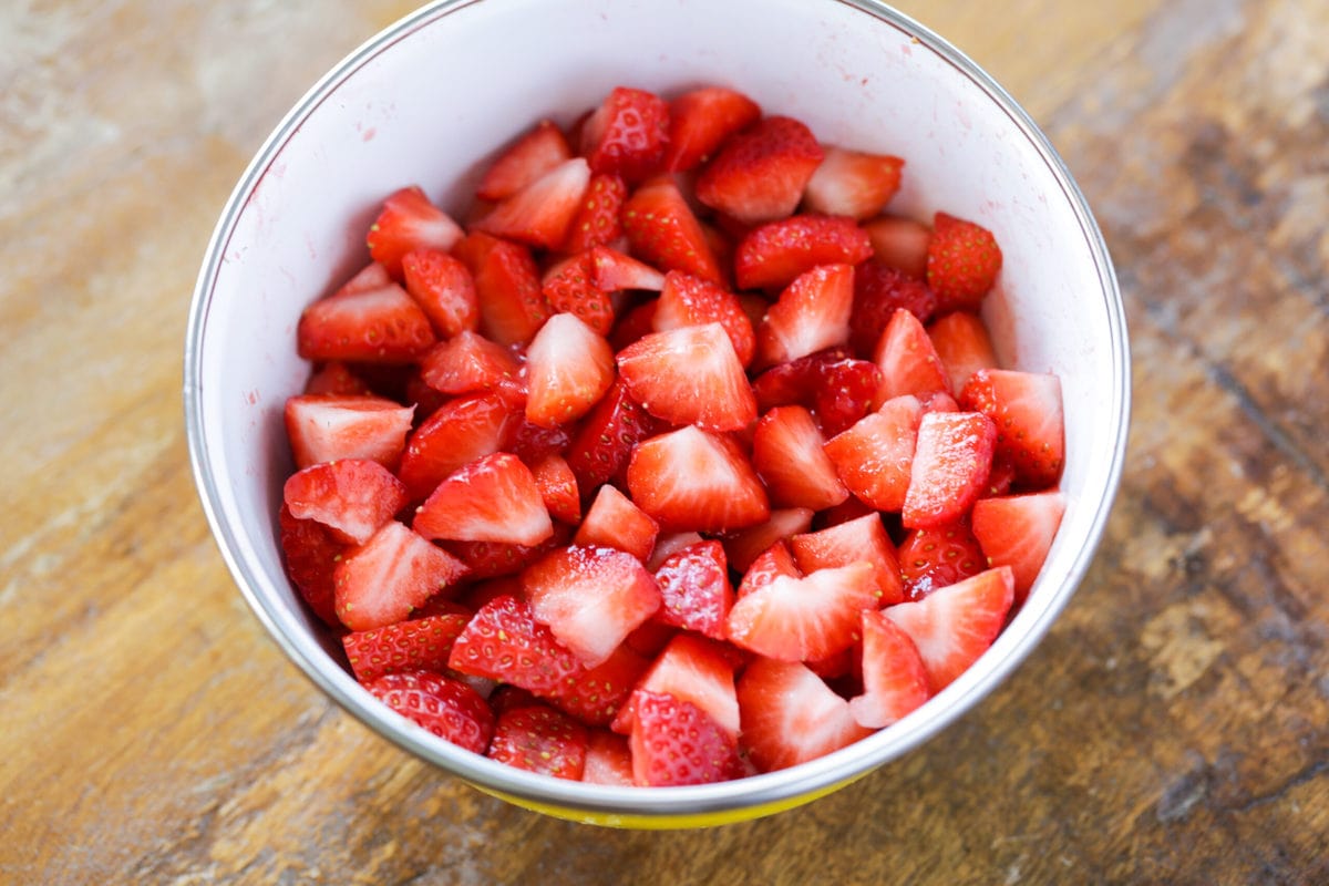 在一个白色的碗里切草莓。