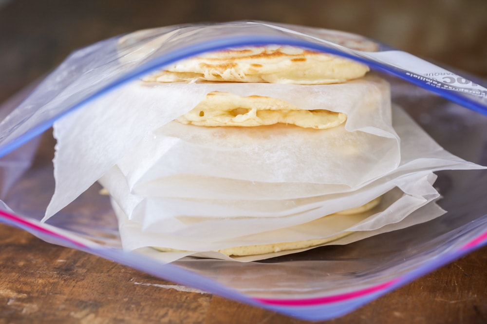 煎饼和蜡纸放在密封袋中，然后冷冻煎饼