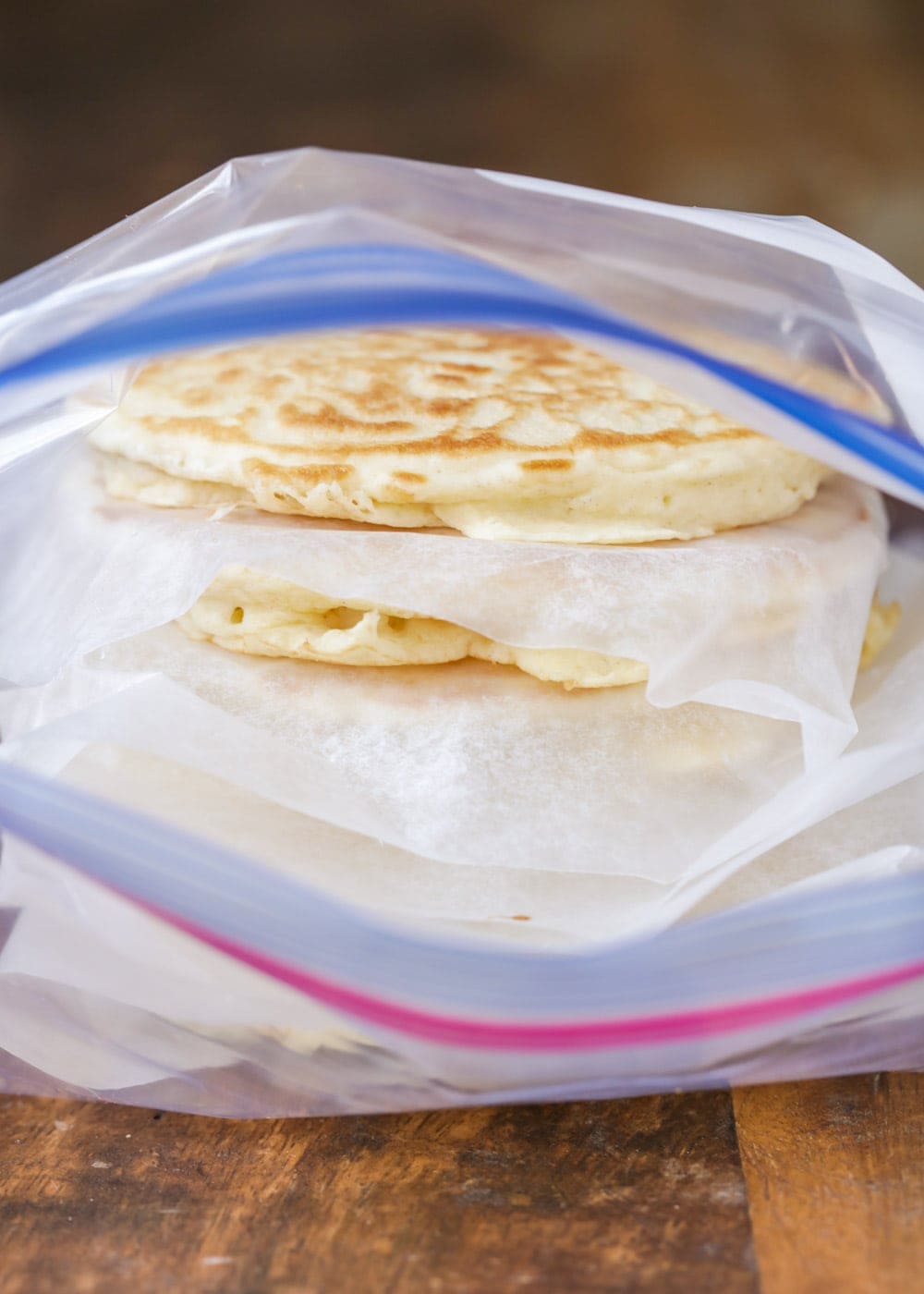 冷冻薄煎饼在塑料袋里的特写