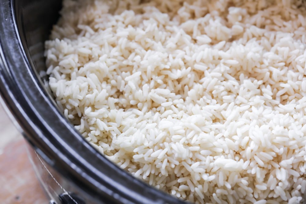 瓦罐配菜——瓦罐煮熟的米饭可以上桌了。