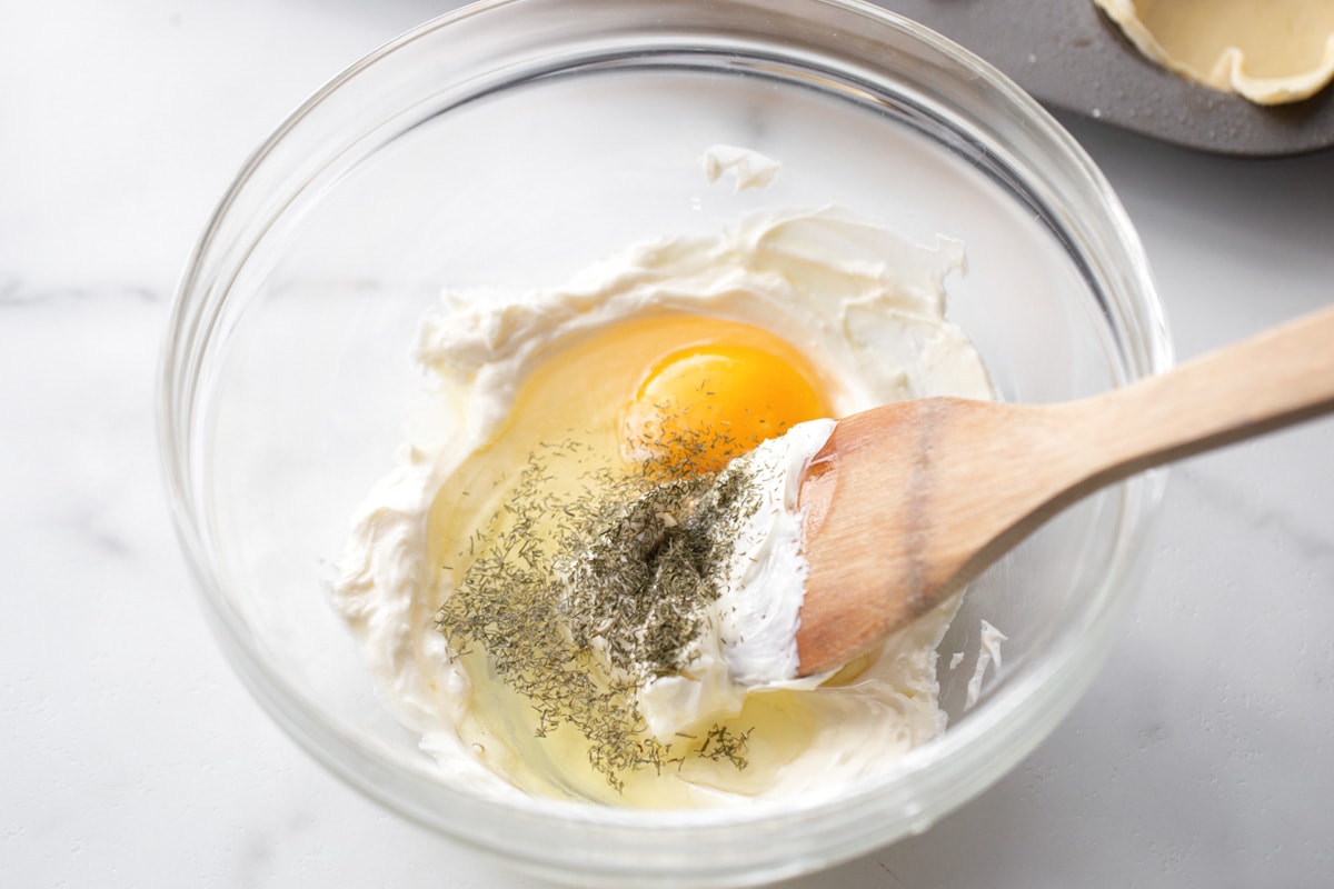 在搅拌碗中放入鸡蛋，用来做菠菜泡芙。