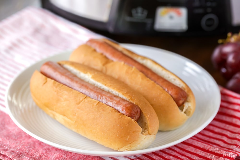 7月4日食谱-两个瓦罐热bob综合手机客户狗面包在一个白色的盘子。