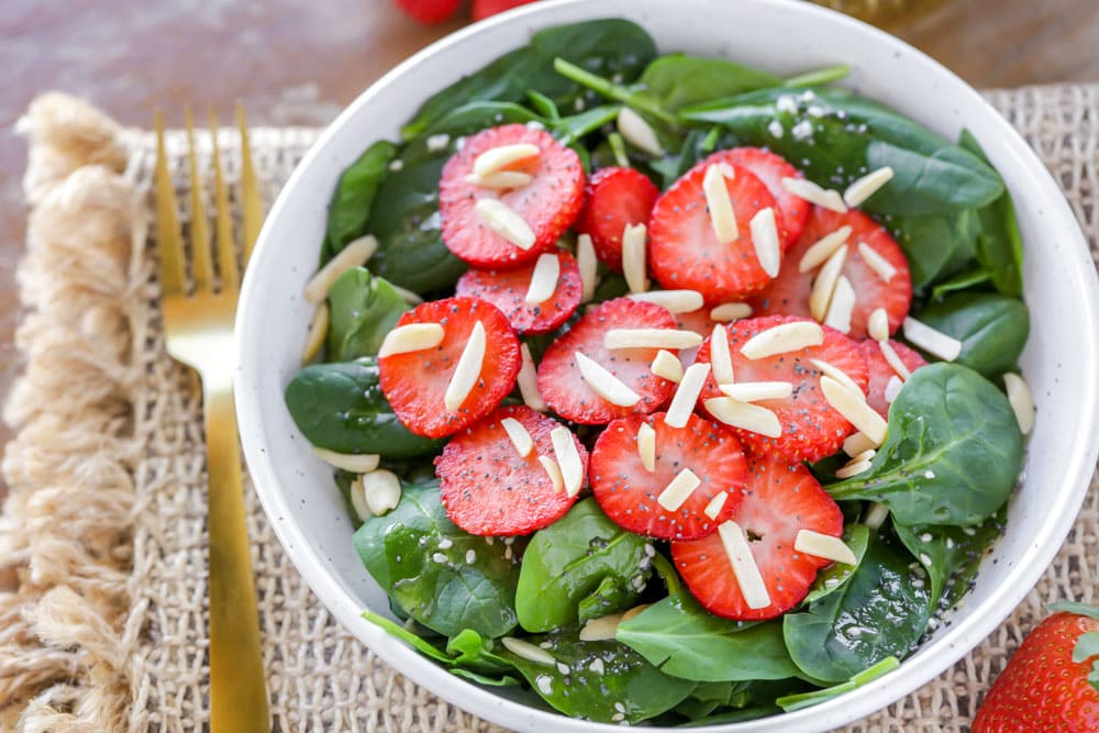 草莓菠菜沙拉放在白碗里