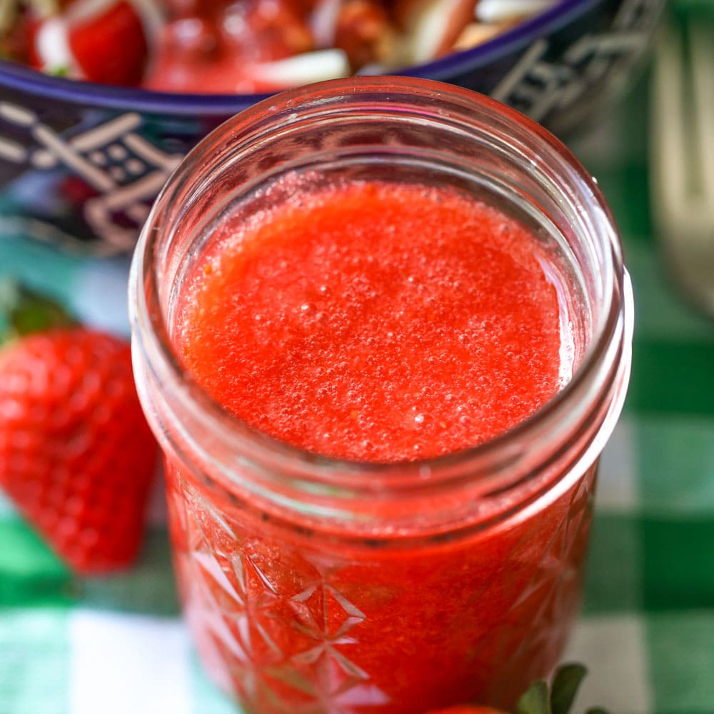 草莓醋汁在玻璃罐里