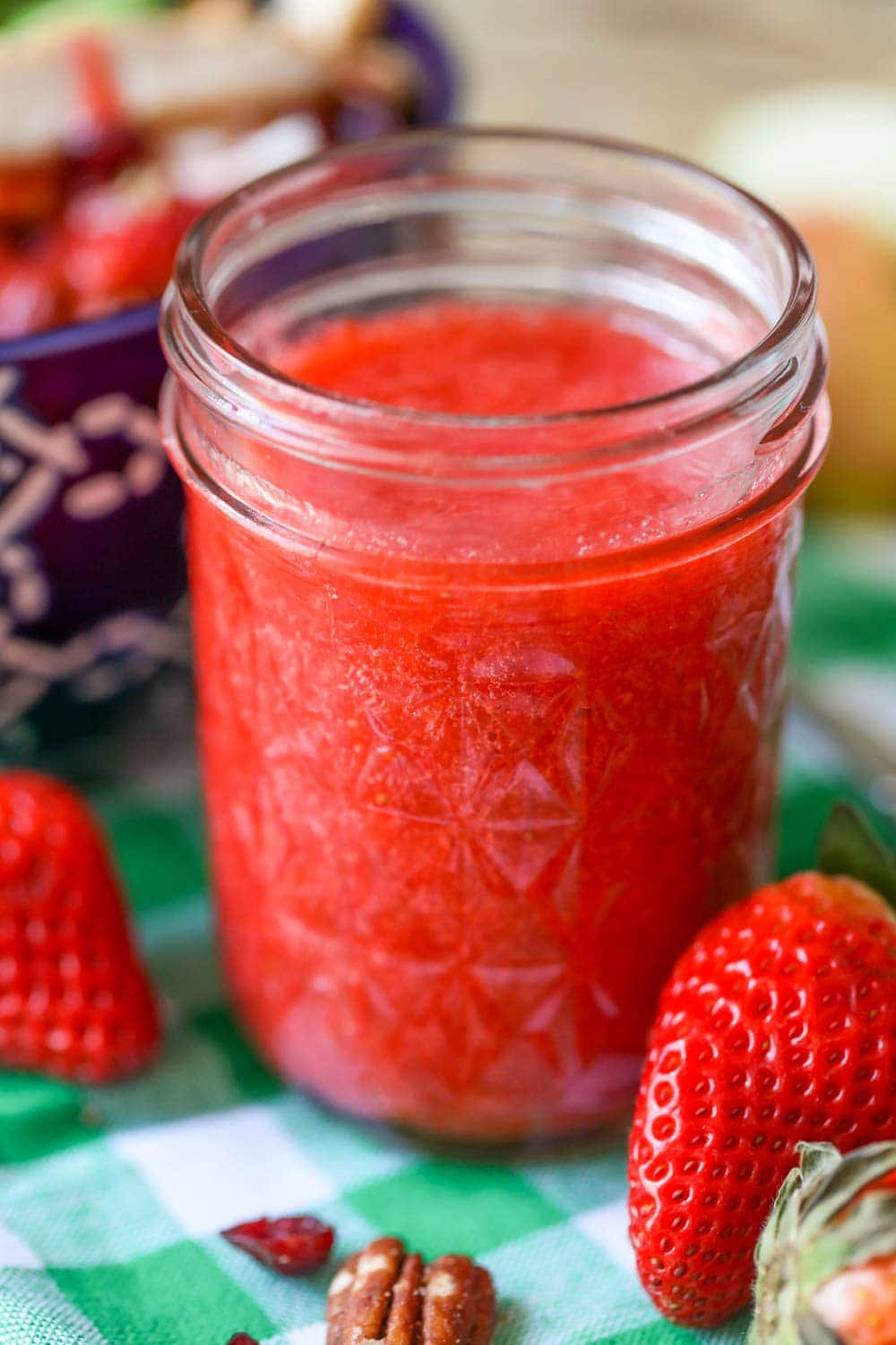 玻璃罐中草莓油醋酱的特写镜头