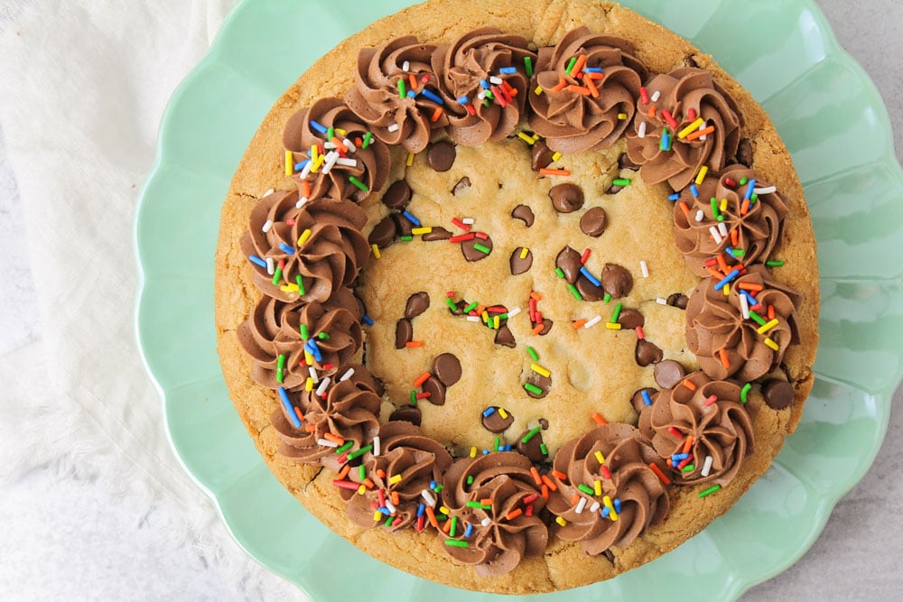 感恩节甜点——饼干上面有巧克力糖霜和糖屑。