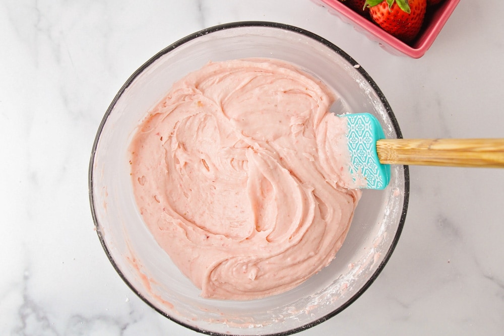草莓奶油糖霜在玻璃碗里