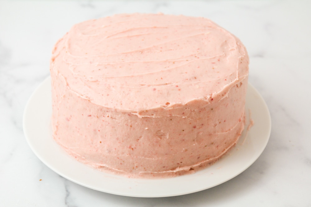 草莓蛋糕，上面有糖霜