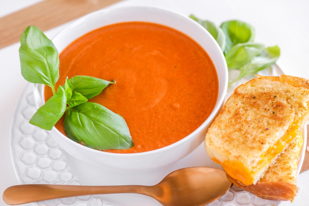 夏天的汤——西红柿汤配烤奶酪三明治。