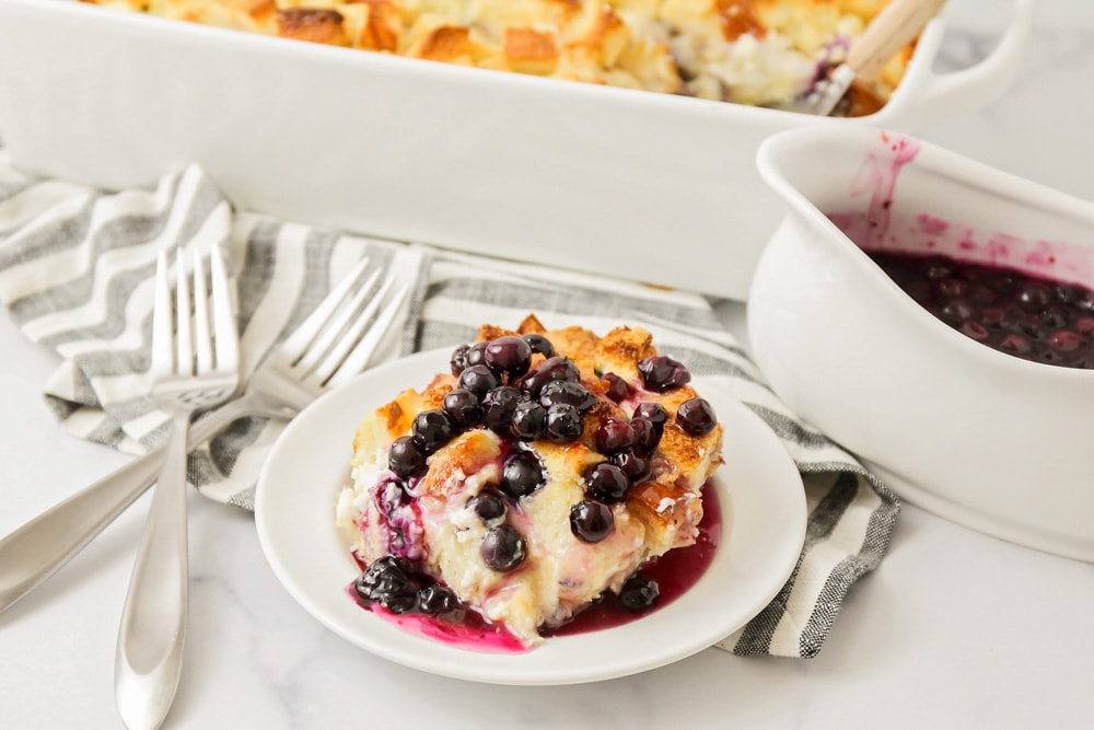 感恩节早餐妙招——一片蓝莓法式烤面包，上面撒上蓝莓。