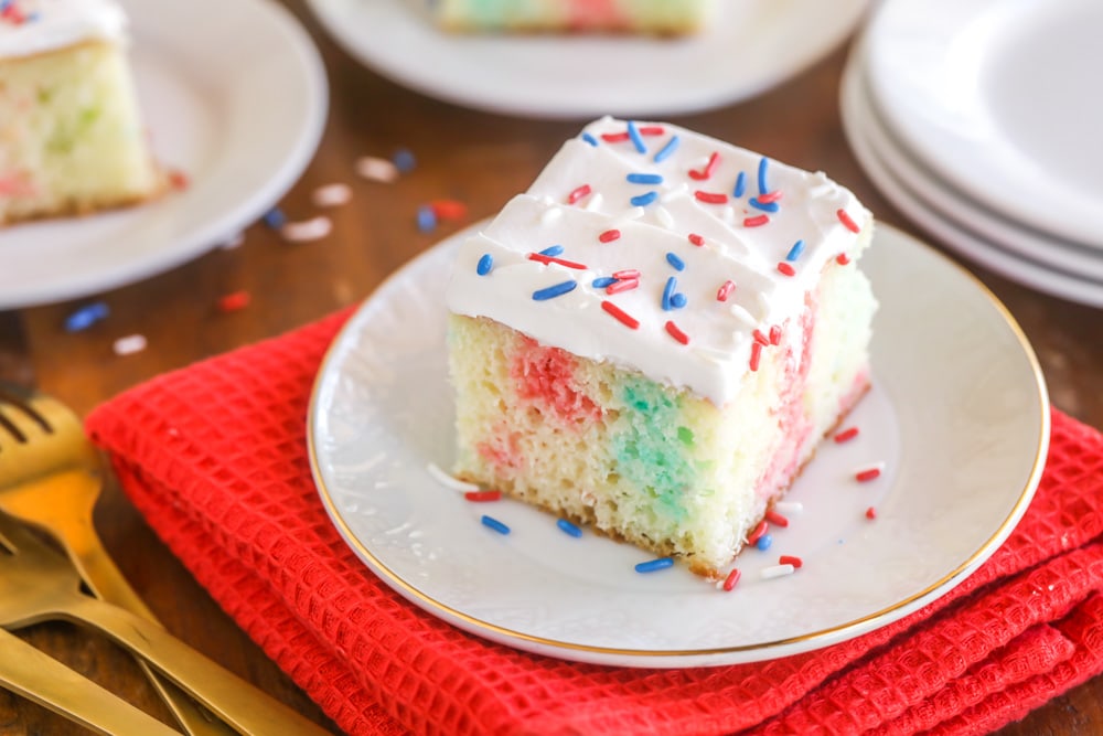 节日蛋糕——一片放在白色盘子上的爱国蛋糕。