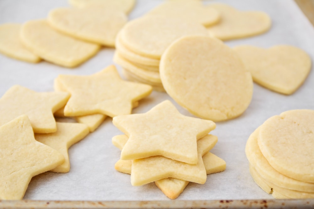 奶油奶酪糖饼干切成圆圈和星星