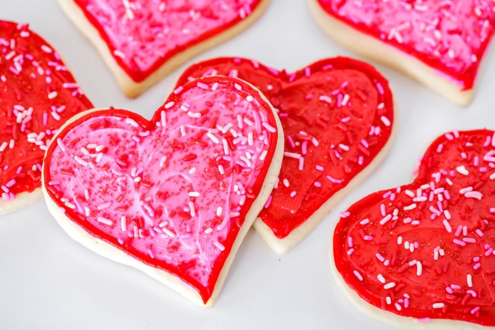 糖饼干食谱——情人节糖饼干bob综合手机客户，形状像心形，上面有粉红色和红色的糖霜。