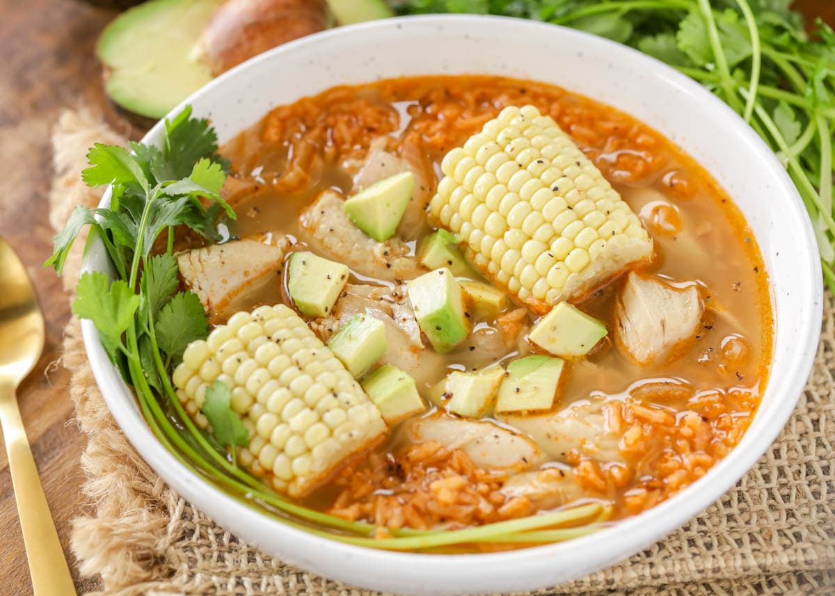 墨西哥汤食谱——一碗墨西哥bob综合手机客户炖汤。