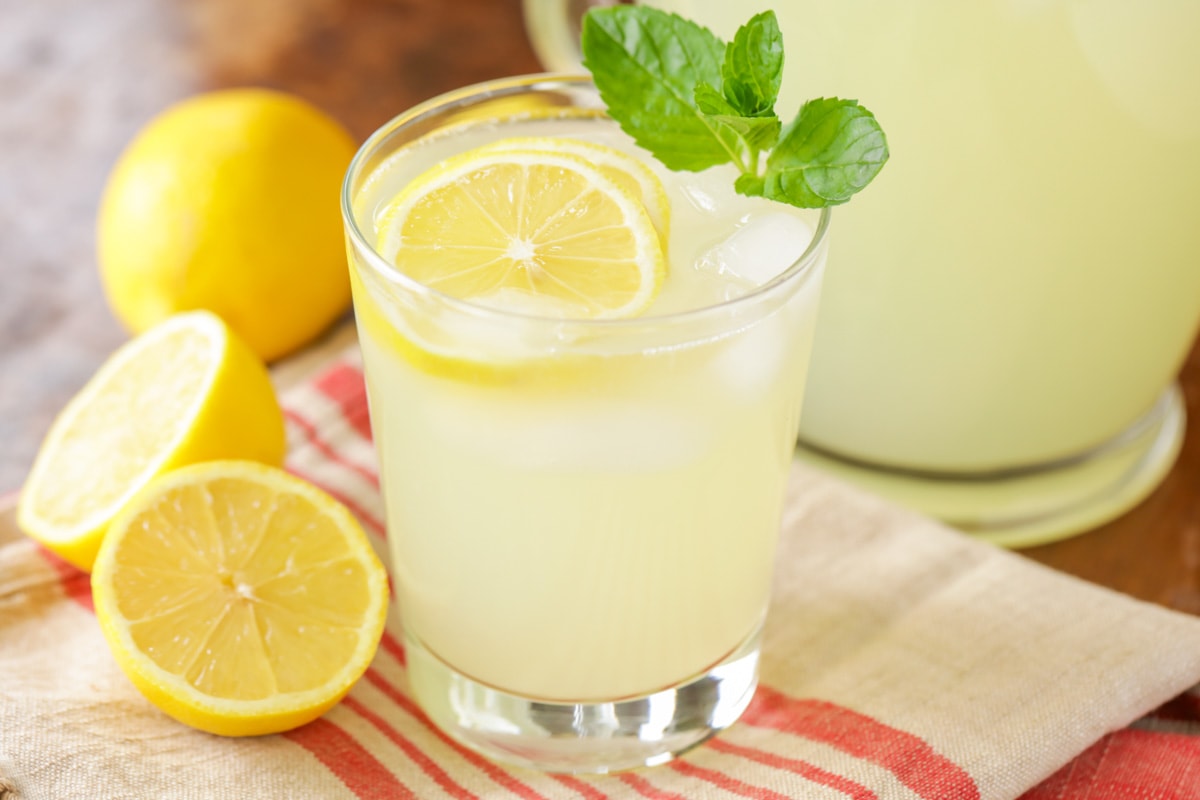 自制柠檬水作为7月4日的饮品，盛在杯子里。
