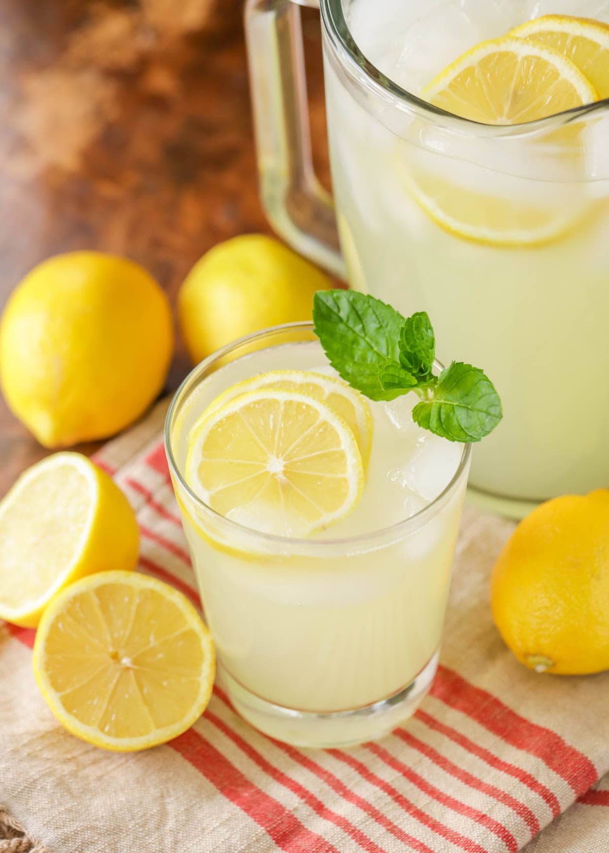 新鲜的自制柠檬水配意大利面。