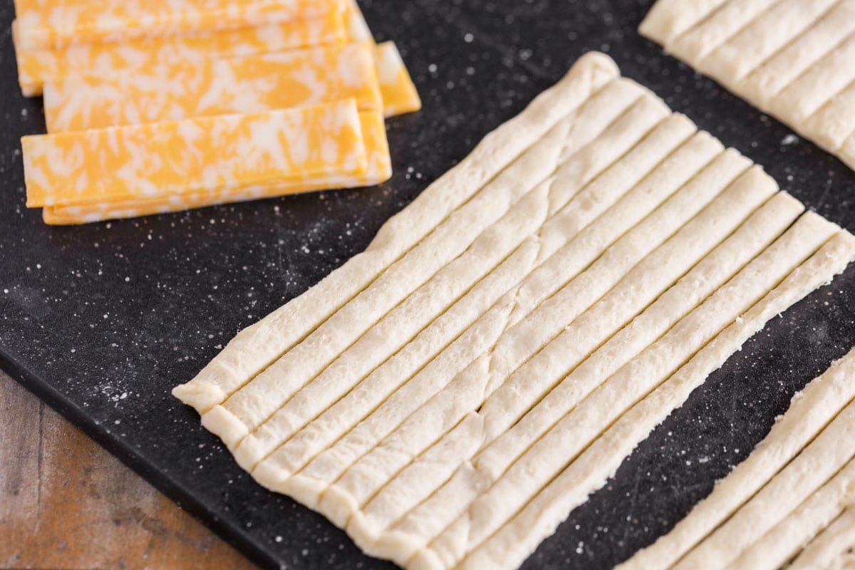 切月牙卷和切片奶酪，用于木乃伊狗食谱。bob综合手机客户