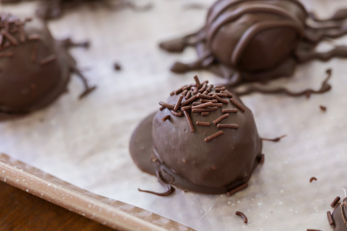 巧克力裹着花生酱球，上面撒着糖屑。
