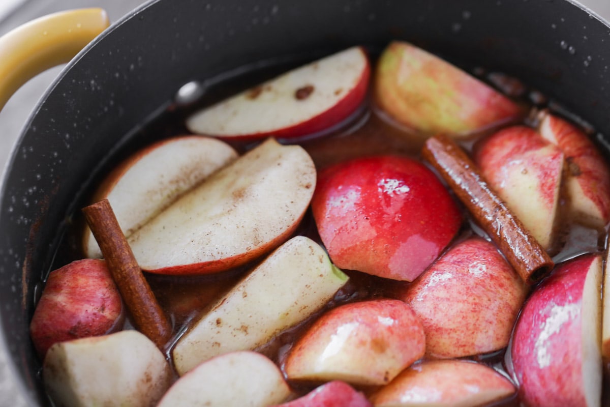 如何在炉子上的罐子里制作苹果酒