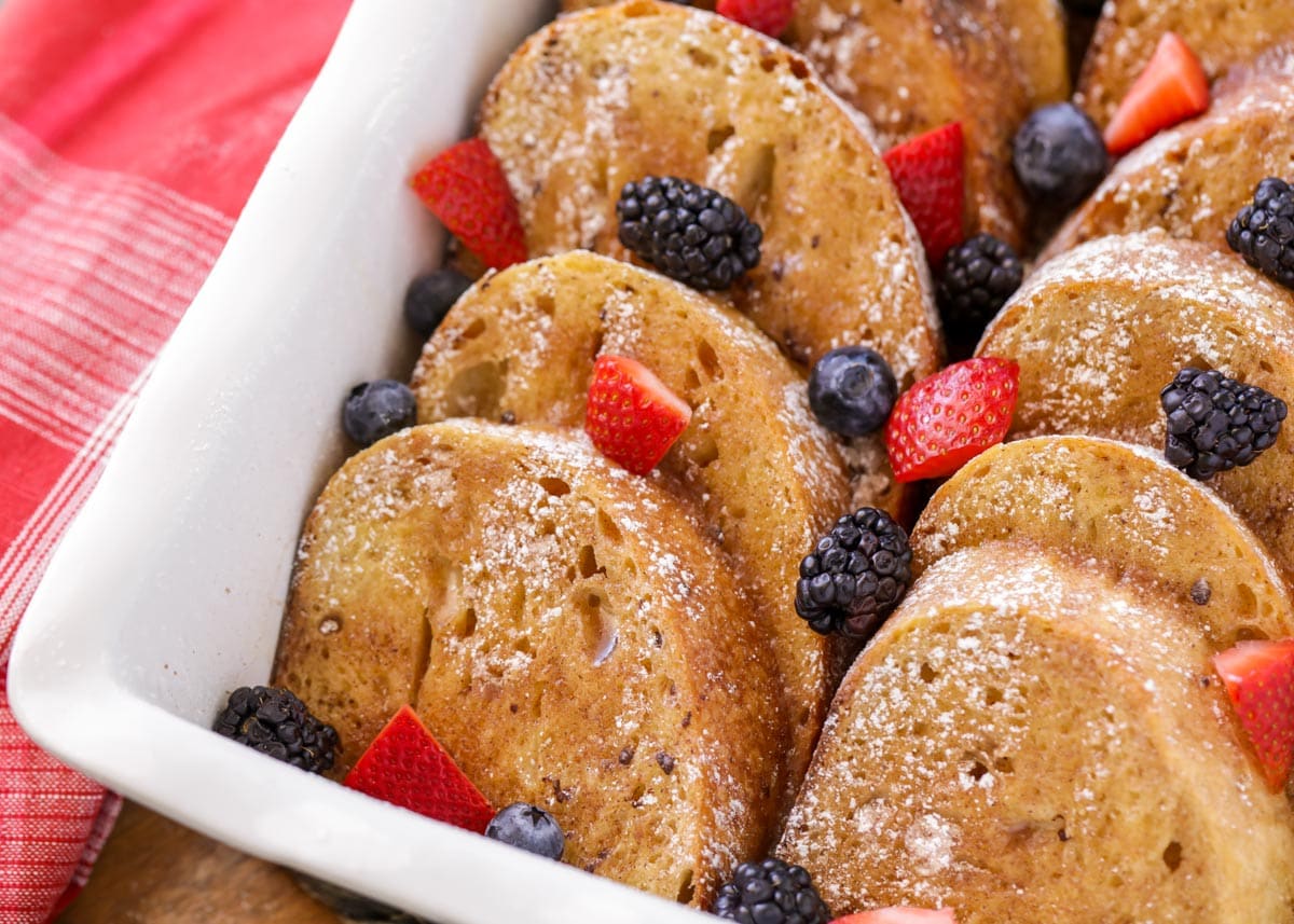 感恩节早餐妙招——美味的法式吐司烤面包，上面撒上新鲜的浆果。