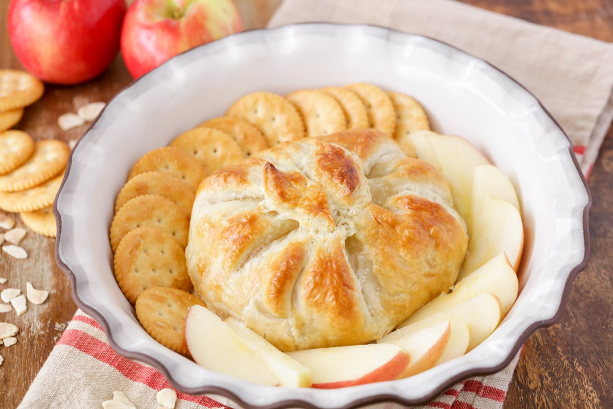 感恩节开胃菜——烤布里干酪酥皮配饼干和苹果。