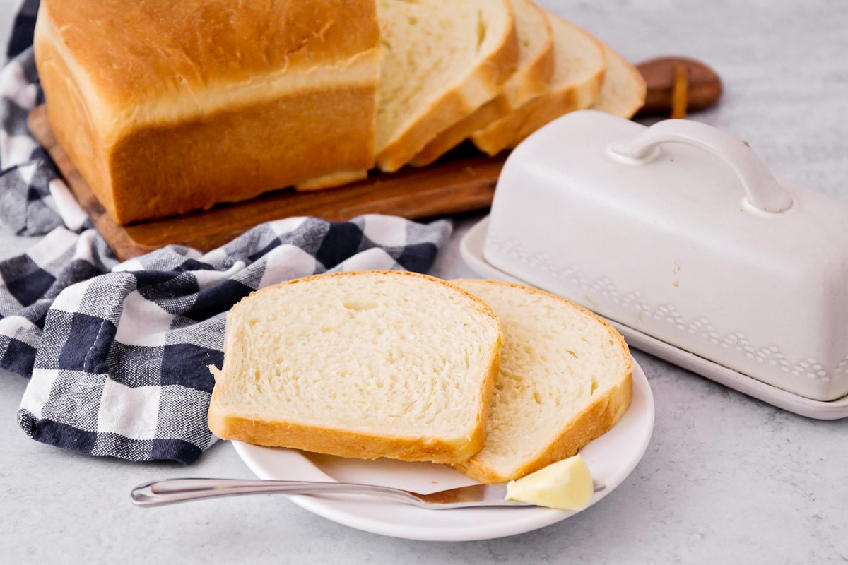 酵母面包食谱-切片三明治bob综合手机客户面包加黄油。